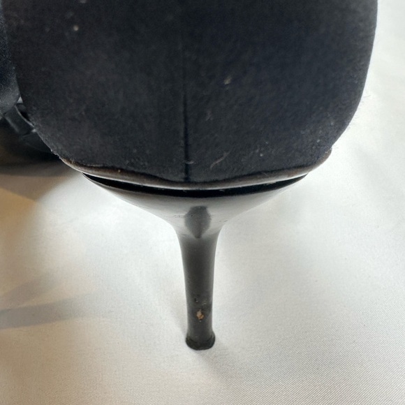 Gucci 🔥🔥 Black Women's Shoes with Gold Accents Size 9 1/2 - Picture 8 of 12